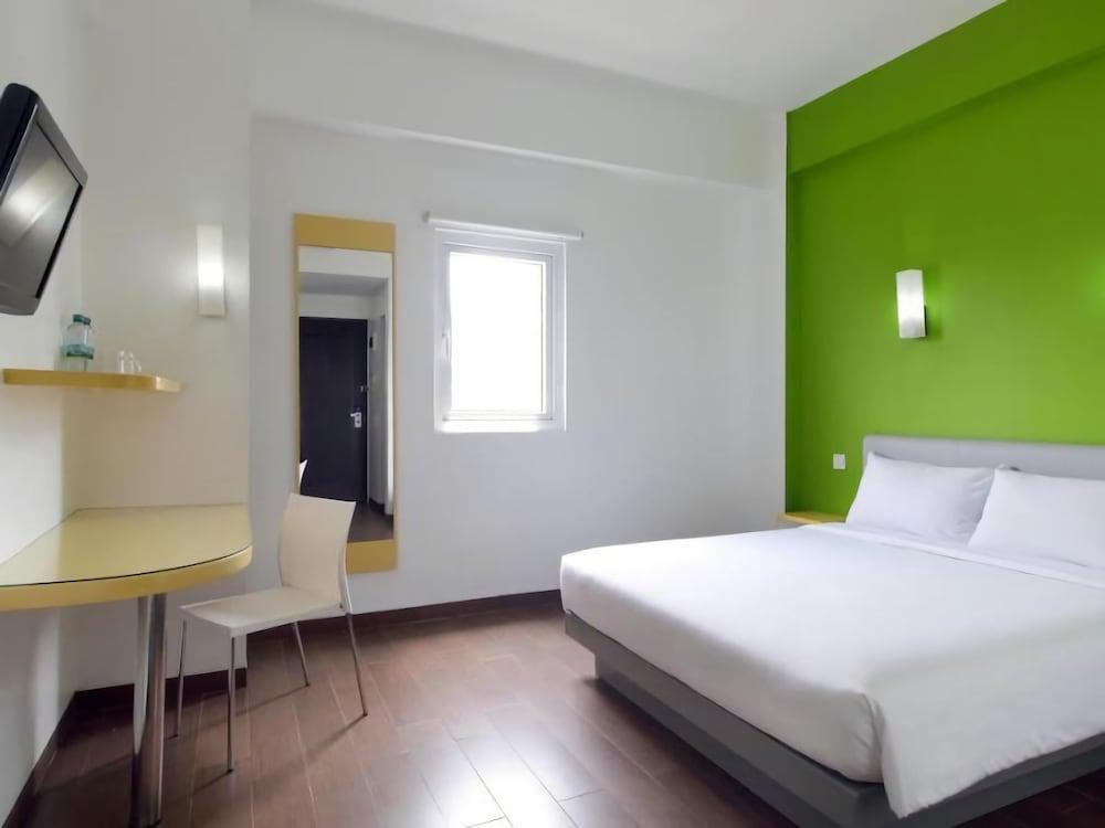 Amaris Hotel Bekasi Barat Экстерьер фото