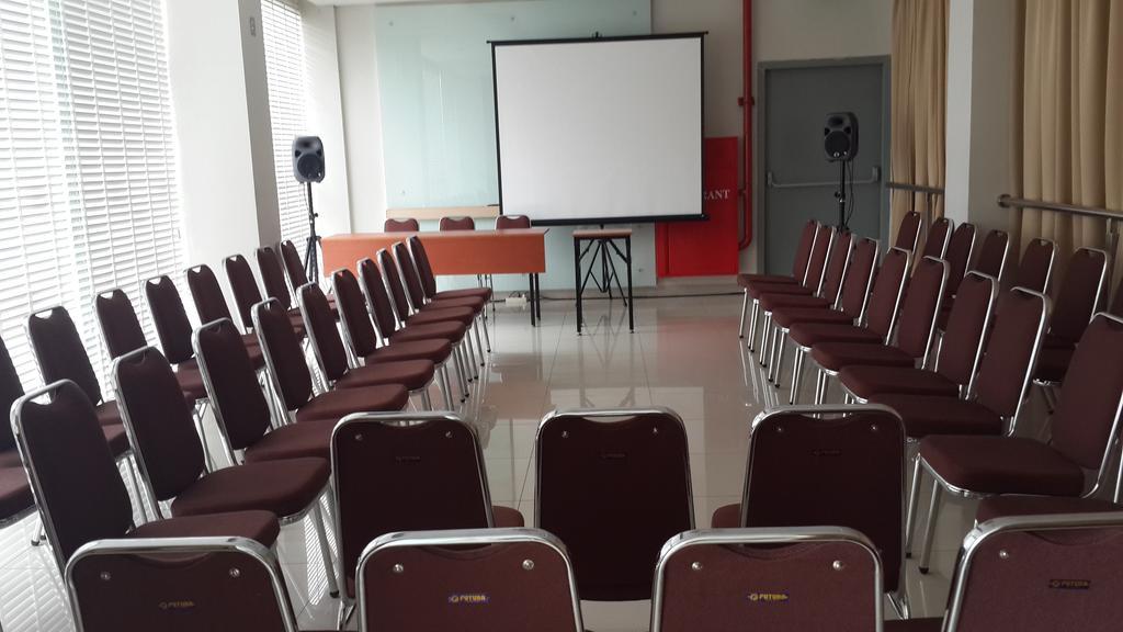 Amaris Hotel Bekasi Barat Экстерьер фото
