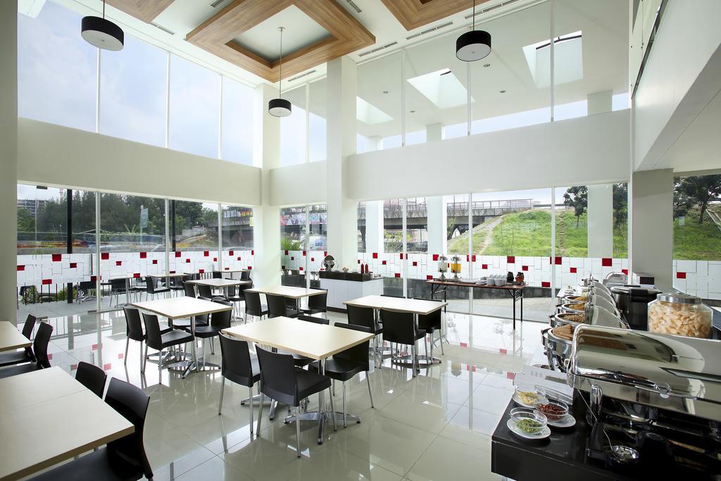Amaris Hotel Bekasi Barat Экстерьер фото