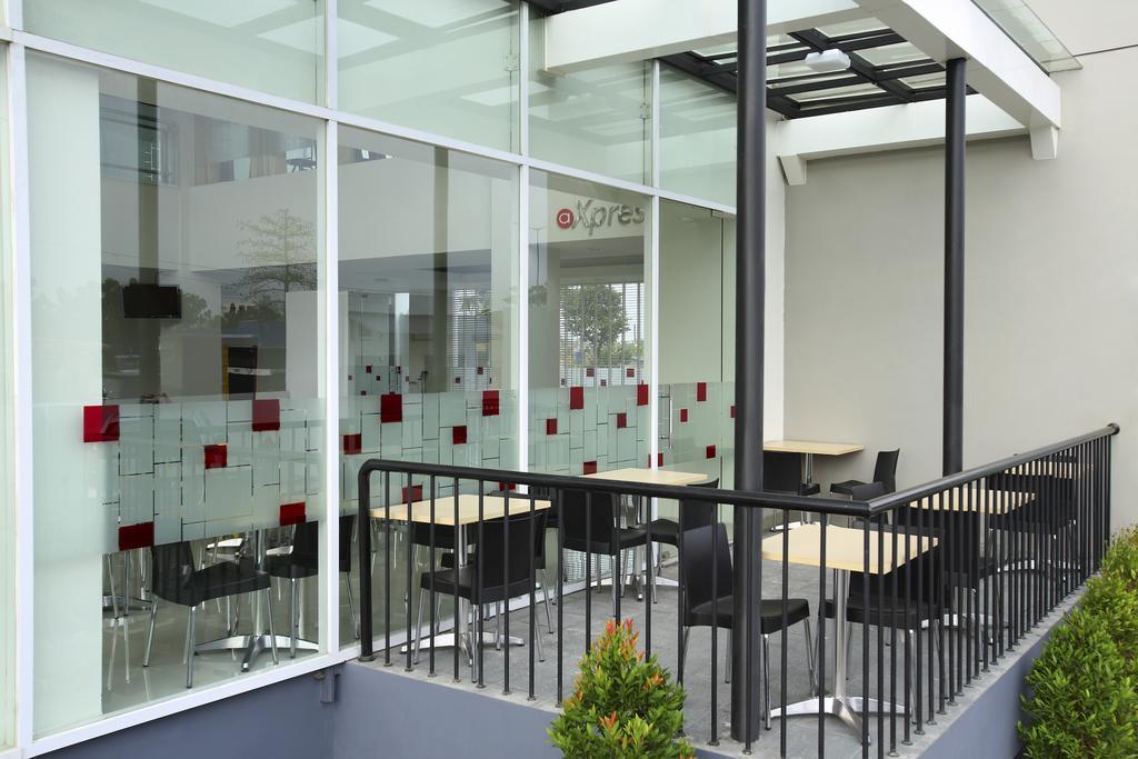 Amaris Hotel Bekasi Barat Экстерьер фото