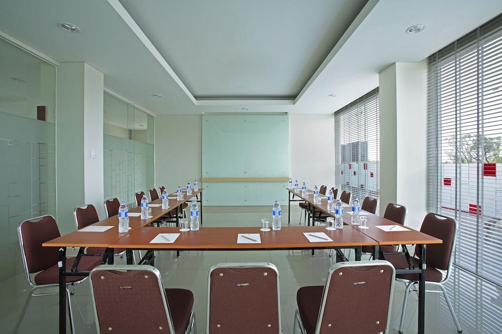 Amaris Hotel Bekasi Barat Экстерьер фото