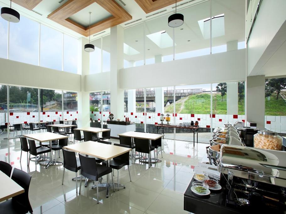 Amaris Hotel Bekasi Barat Экстерьер фото