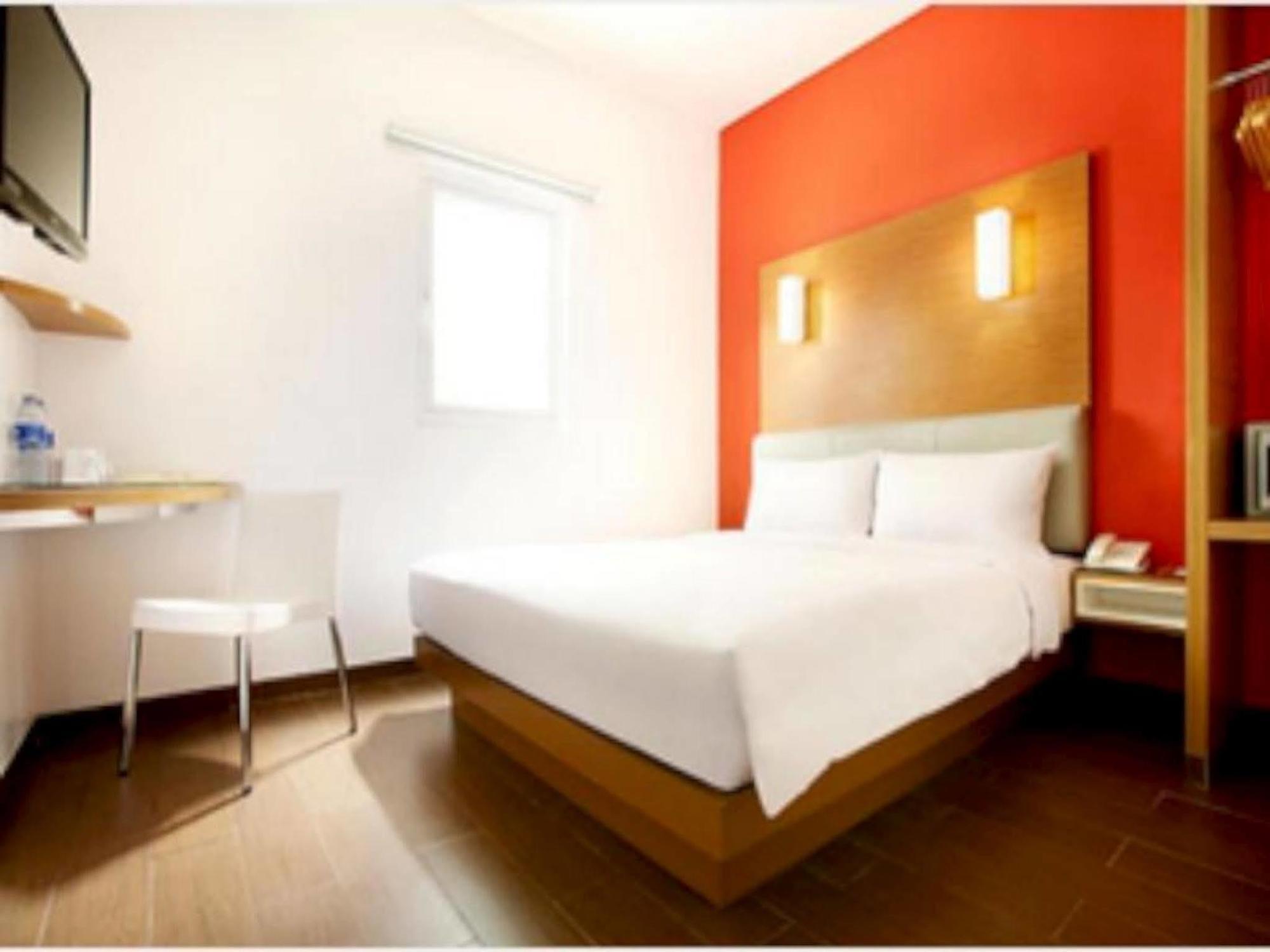 Amaris Hotel Bekasi Barat Экстерьер фото