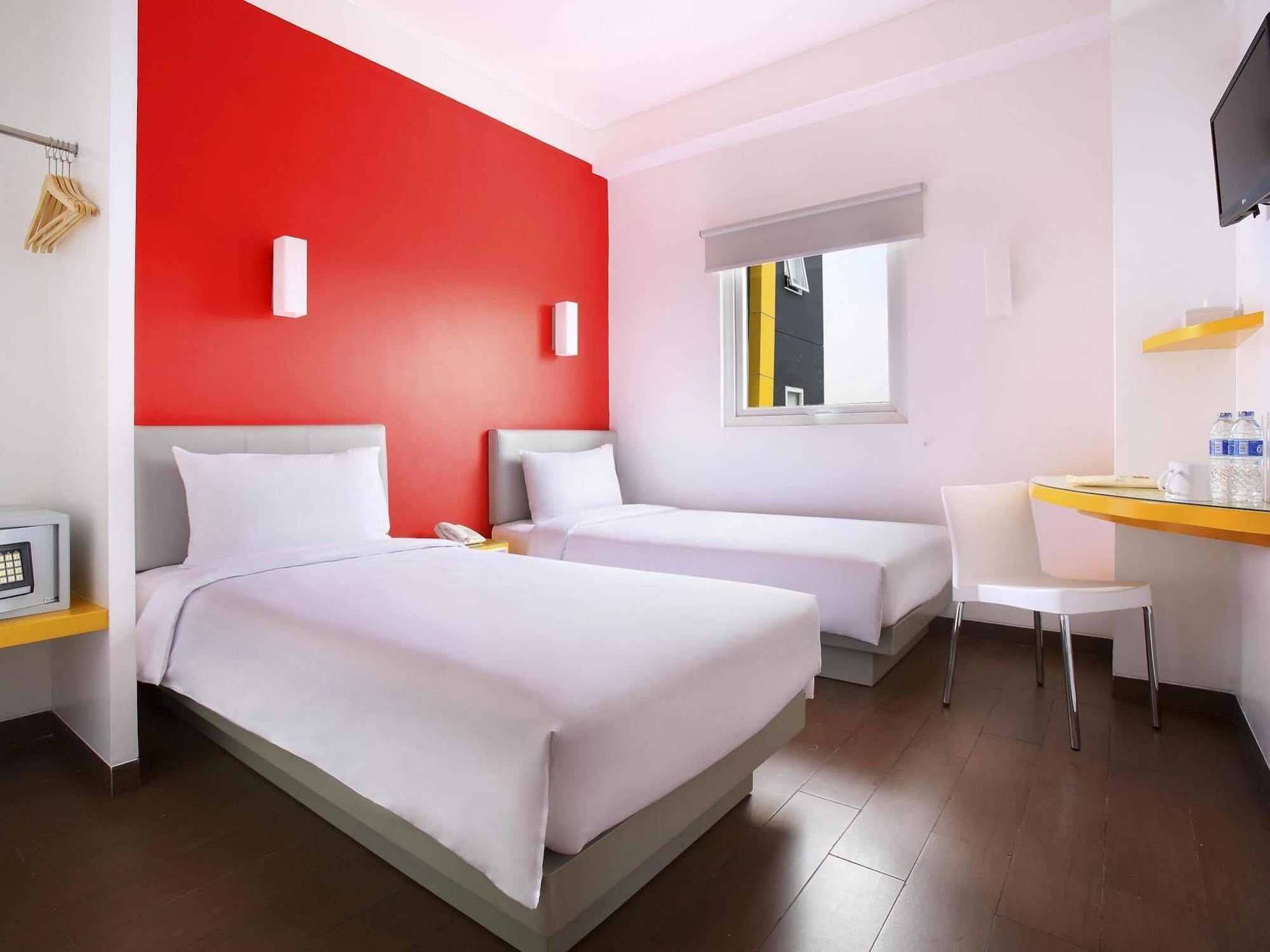 Amaris Hotel Bekasi Barat Экстерьер фото