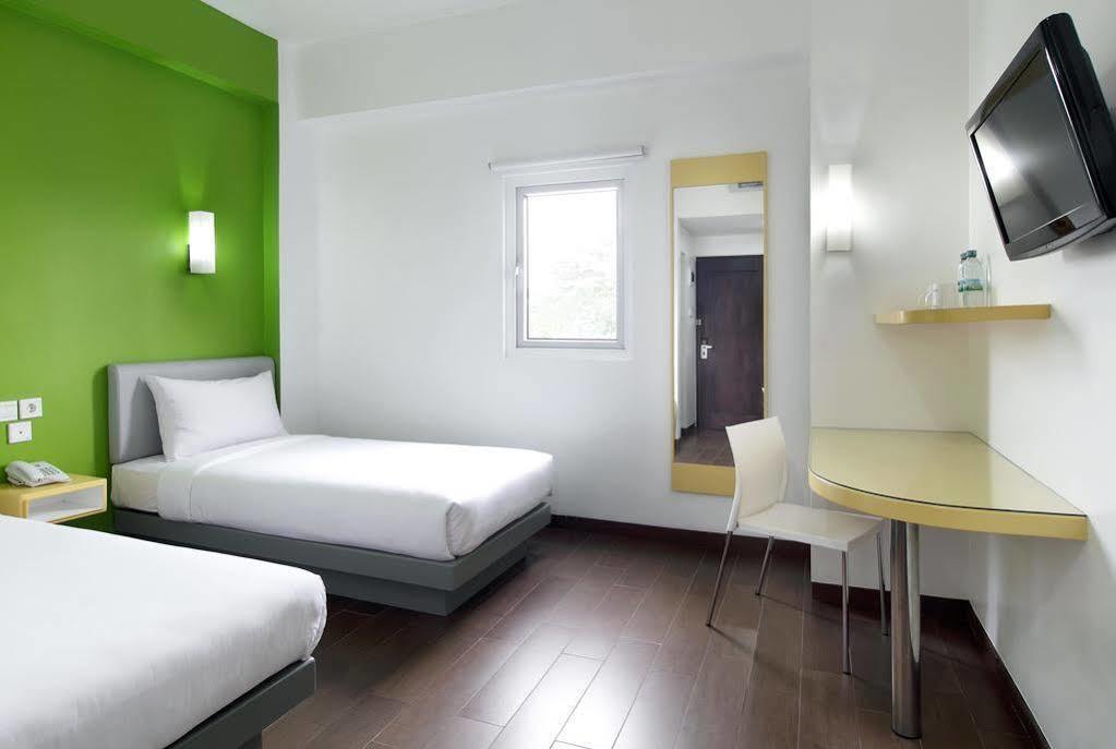 Amaris Hotel Bekasi Barat Экстерьер фото